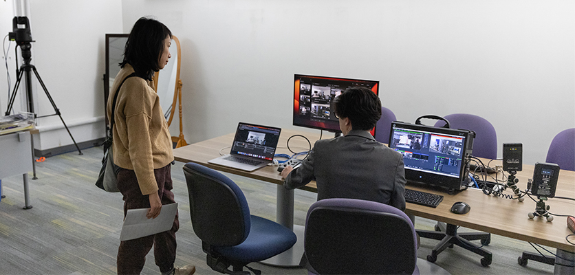 Stephen Poon, digital media specialist video lead, talks with an attendee about the team’s Pan-Tilt-Zoom camera capabilities. 
