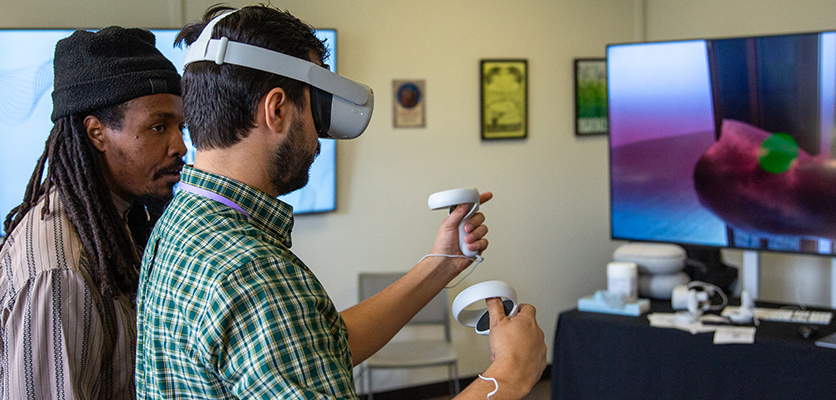 TEACHx attendee tries out Virtual Reality